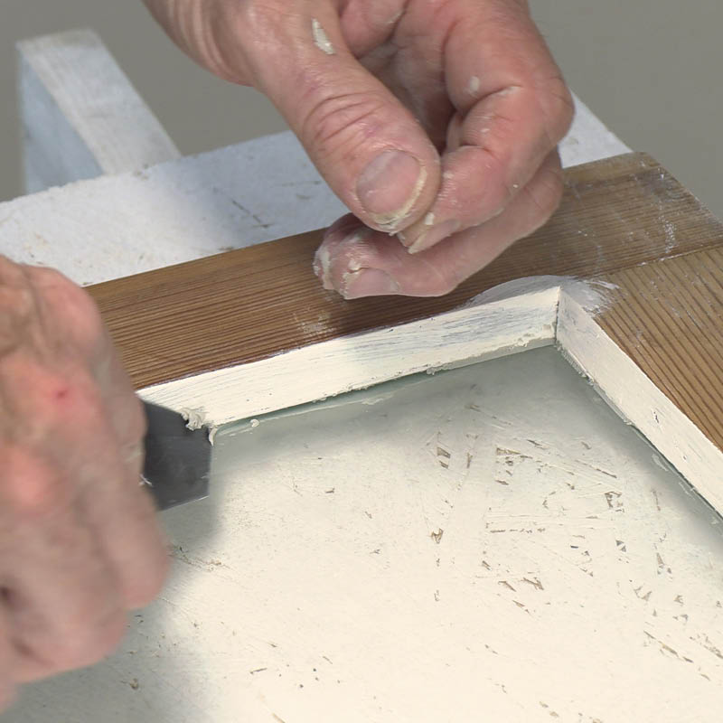 Krakelert vinduskitt: Skrap av overskytende kitt