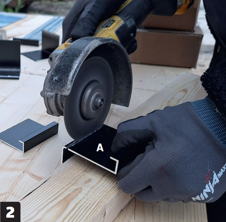 Tag med solceller: Tagpladerne monteres med T-beslag (A), som også kaldes T-hooks