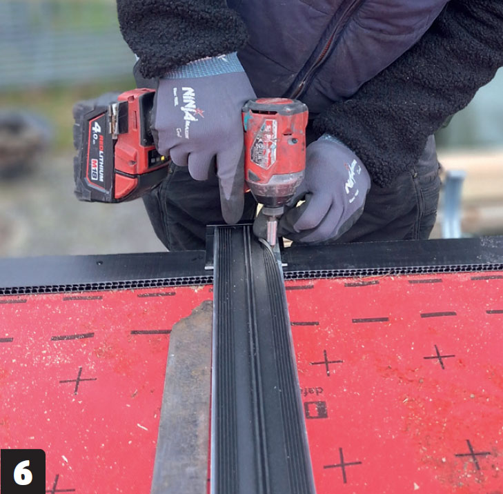 Tag med solceller: Skru skinne og T-beslag fast