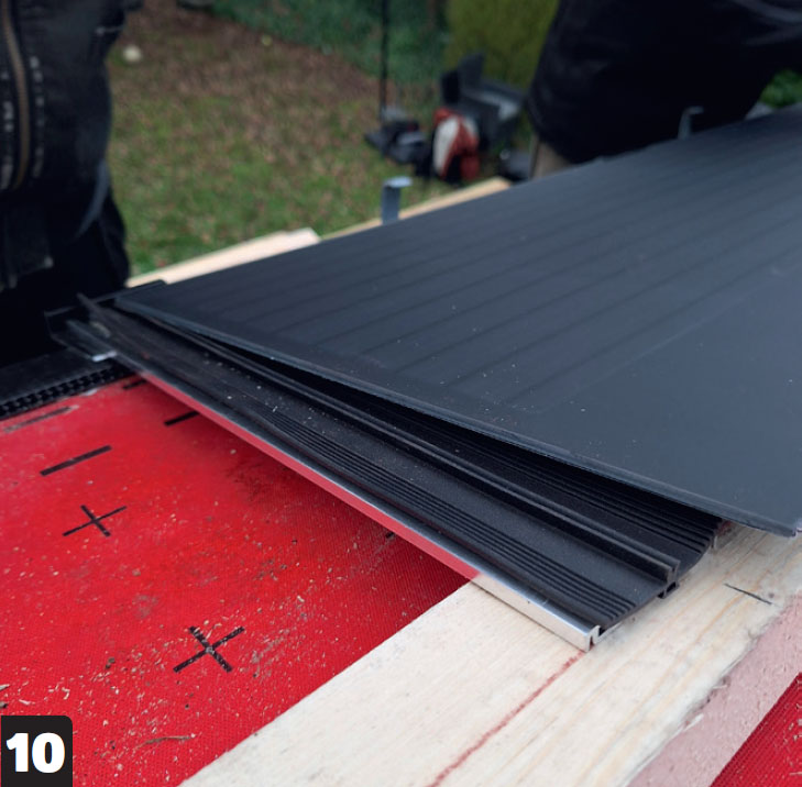 Tag med solceller: Læg en tagplade på skinnerne