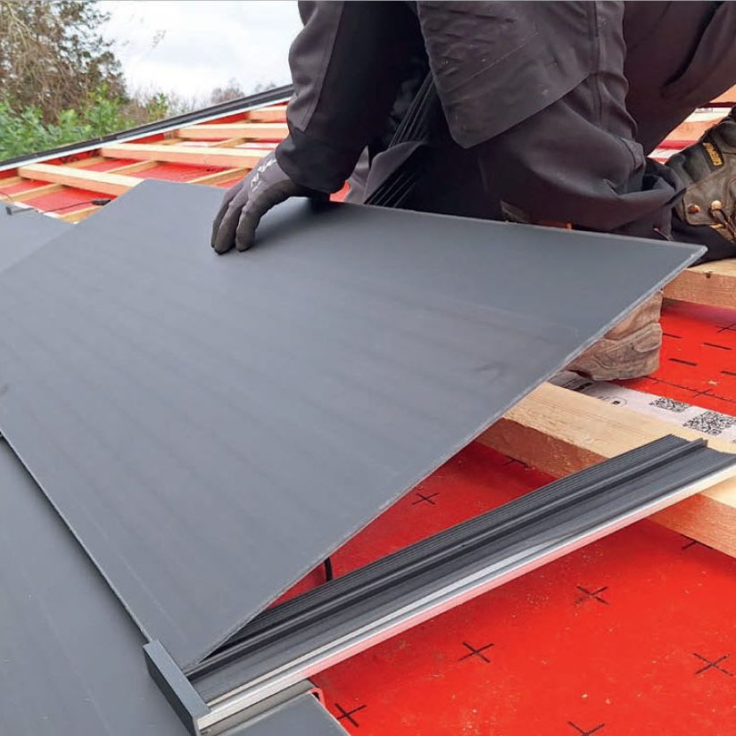 Nyt tag med solceller: Tagplader og beslag skal helt i bund