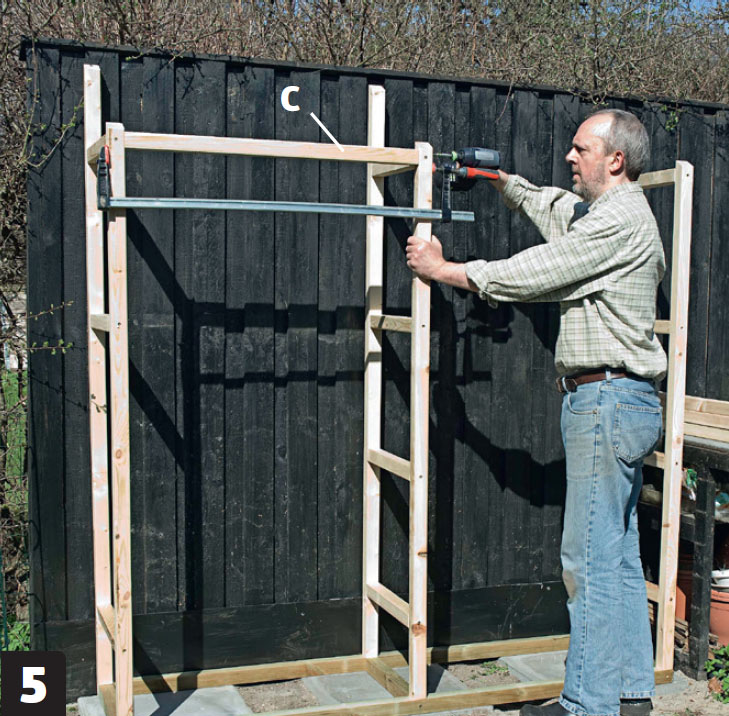 Lille vægdrivhus: Montér siderne til bundrammen