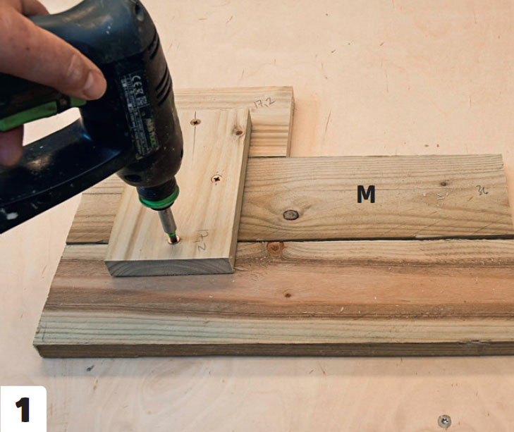 Drivhus op af væg: Brædderne til de skrå sidestykker (M) samles