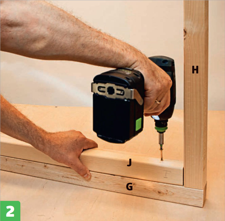 Byg selv drivhus op af væg: Skru topstykket (J) fast