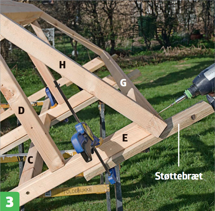 Byg selv drivhus op af væg: Skru tagrammen fast til træskelettet
