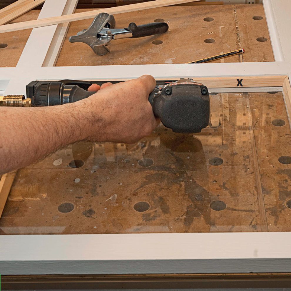 Vægdrivhus lille: Læg glasset i, og stift glaslister (X) på