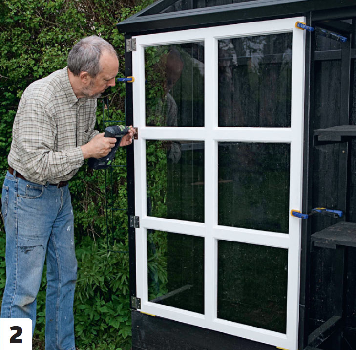 Billig vægdrivhus: Montér låger og tag