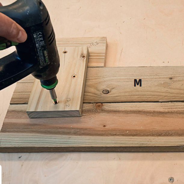 Drivhus vegg: Bordene til de skrå sidestykkene (M) settes sammen