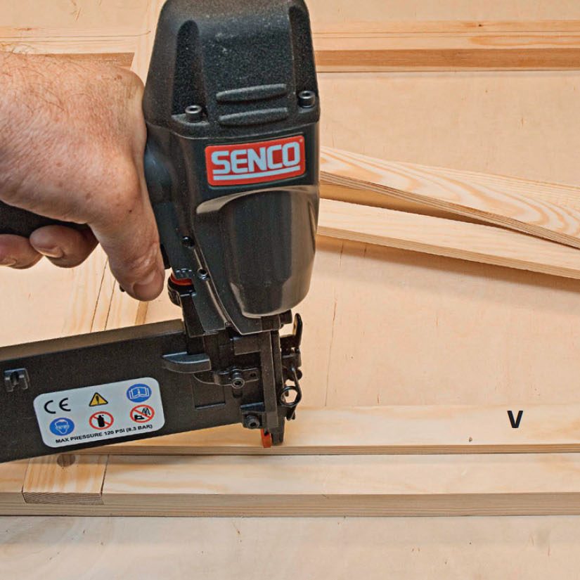 Lite veggdrivhus: Stift fast falslister (V) på baksiden av vindusrammene