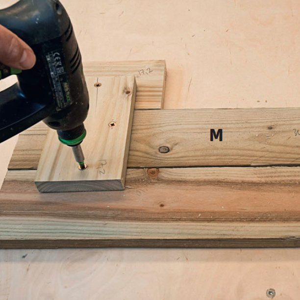 Litet växthus mot vägg: Brädorna till de lutande gavlarna (M) sätts ihop