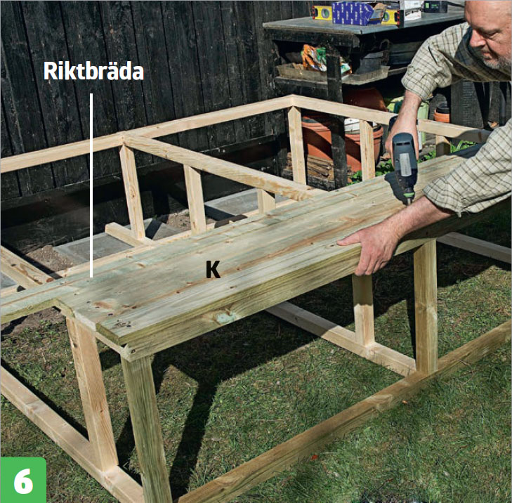 Bygga växthus mot vägg: Täckbrädorna (K och L) fästs