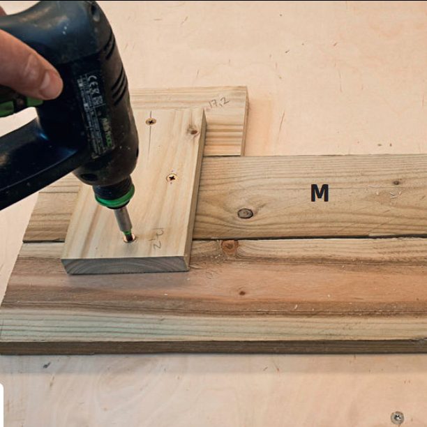 Kasvihuone seinää vasten: Ruuvaa päätykolmioiden laudat (M) yhteen