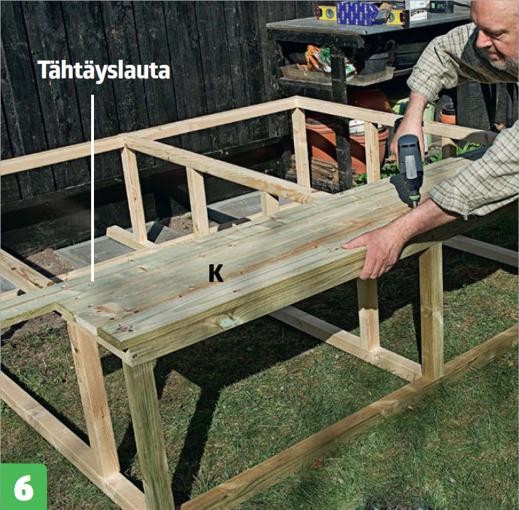 Tee itse kasvihuone seinustalle: Asenna pohjalaudat (K ja L)