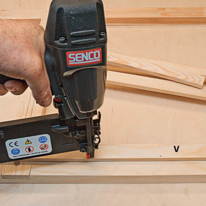 Kasvihuone talon seinustalle: Ammu huulloslistat (V) kiinni puitteiden taakse