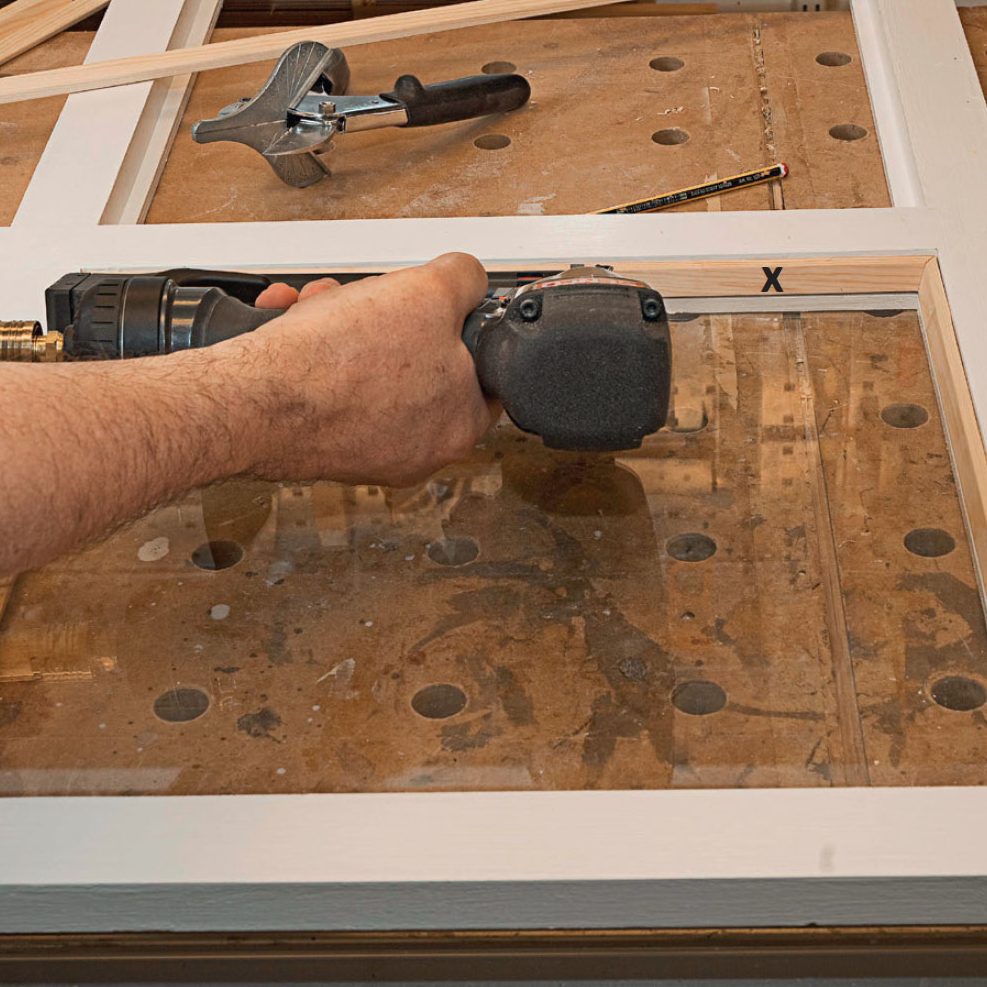 Kasvihuone talon seinustalle: Asenna lasit ja naulaa lasilistat (X) kiinni