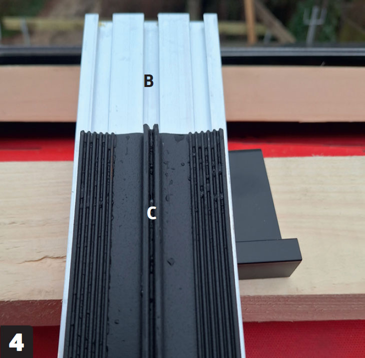 Solceller på tak: Legg gummilister (C) i skinnene (B)
