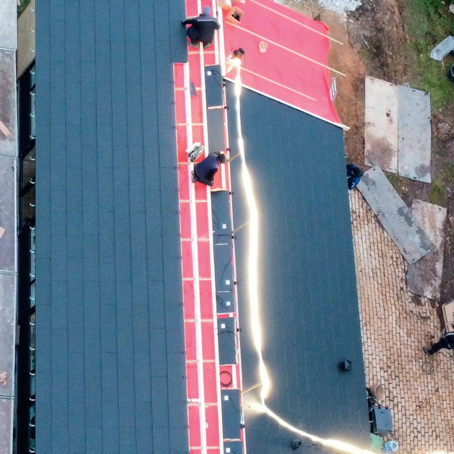 Solceller tak: Gjenta prosessen oppover, men stopp tre rekker før mønet