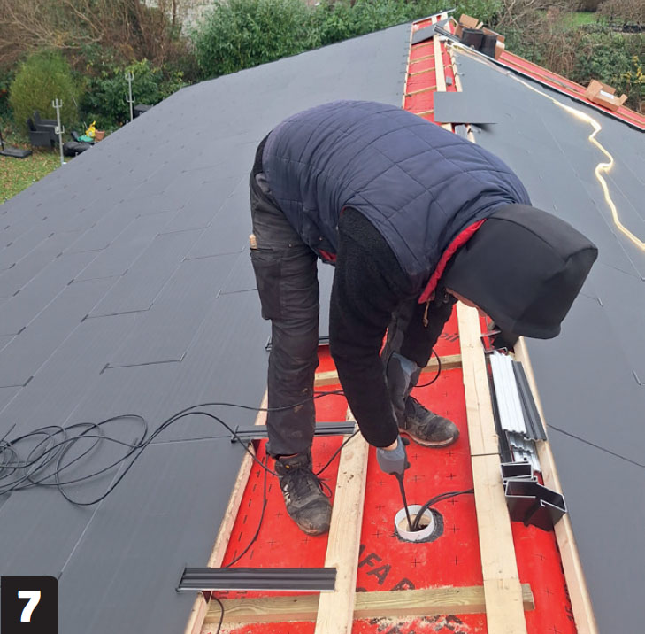 Integrerade solceller: För ner kablarna genom taket