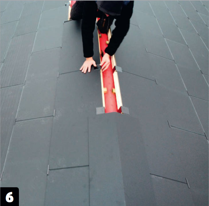 Solpaneler tak: Montera översta raden takplattor och nocken samtidigt