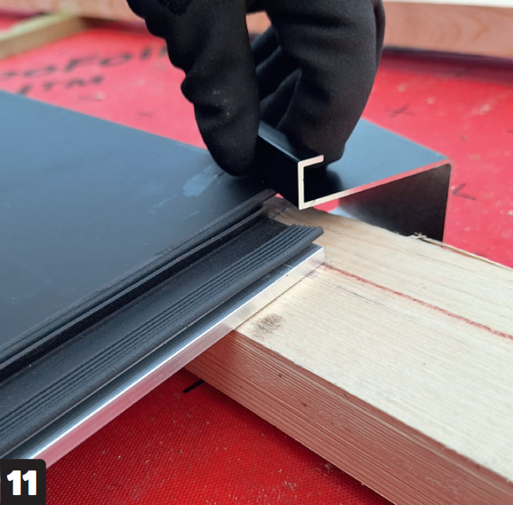 Aurinkopanelit: Seuraavan rivin T-koukut pitävät levyt paikoillaan