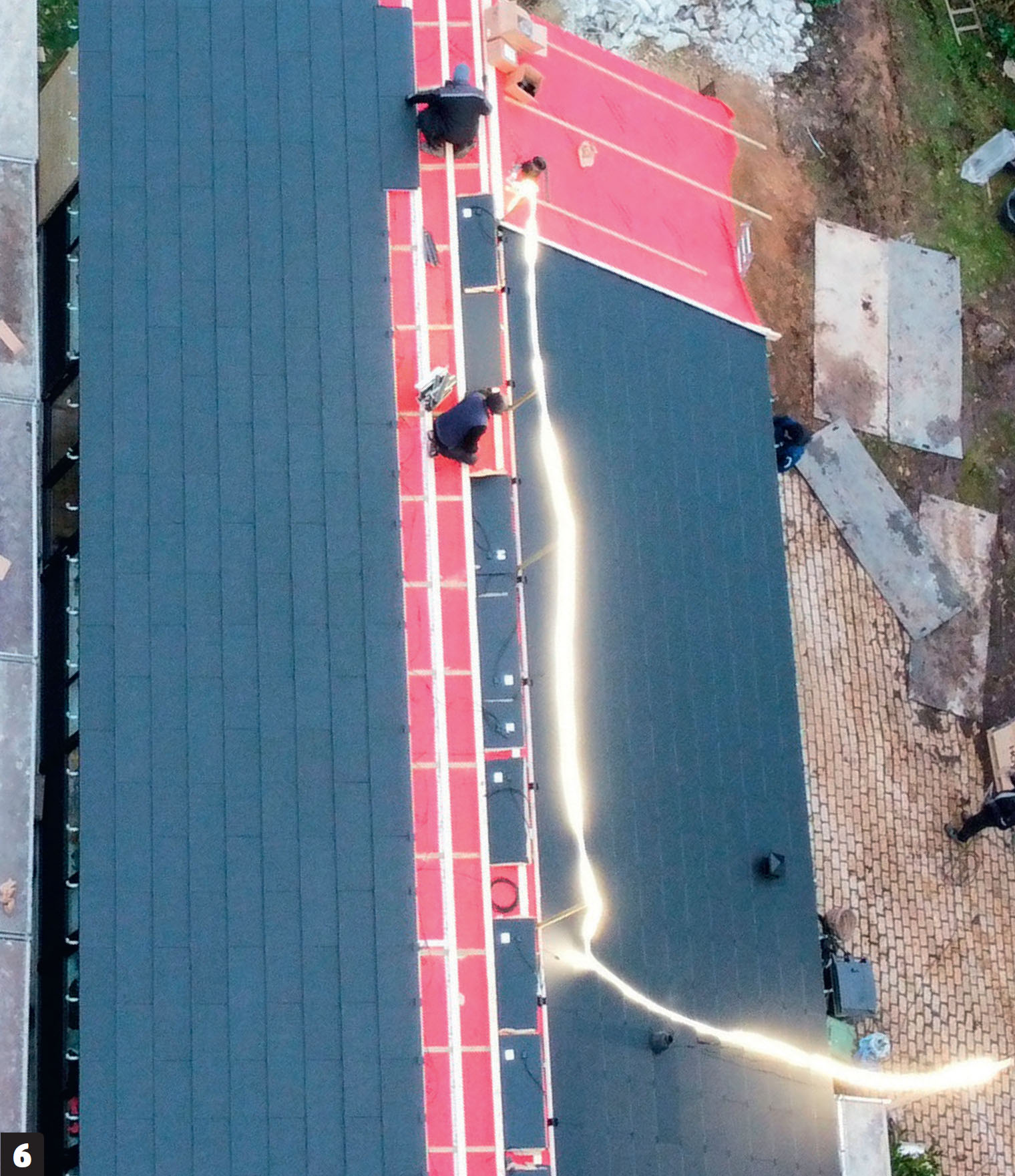 Aurinkopaneelit asennettuna: Jatka samaan tapaan, kunnes olet kolmen rivin päässä harjasta