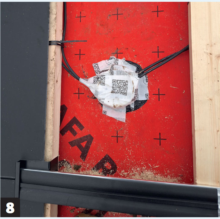 Aurinkopaneelit asennettuna: Tiivistä aluskatteessa oleva reikä