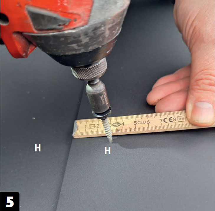 Aurinkopaneelikatto: Ruuvaa harjapellit (H) kiinni