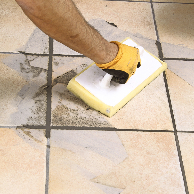 Poista liika saumalaasti kostealla sienellä