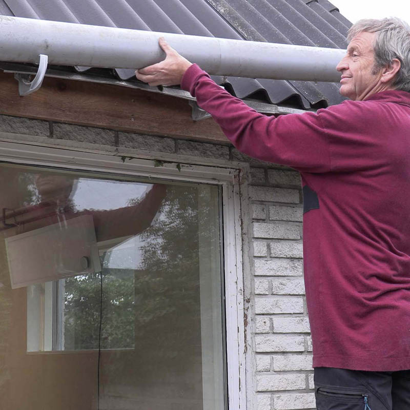 montering af sternbrædder : Tag tagrenden ned