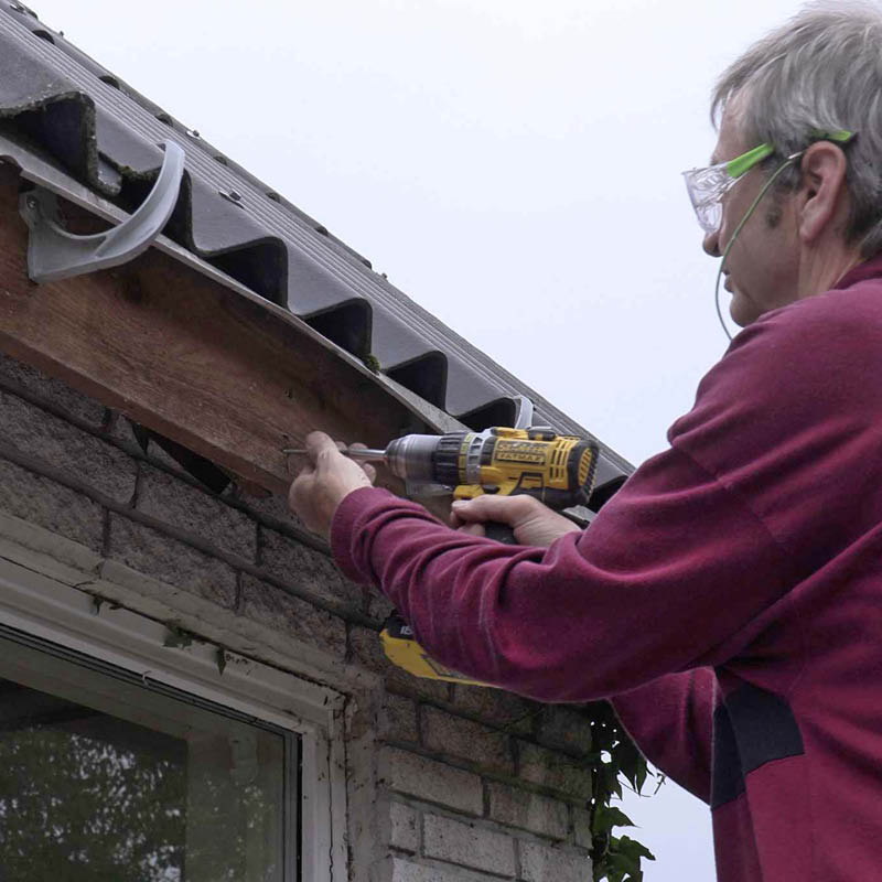 montering af sternbrædder: Skru skruerne ud af sternbrættet