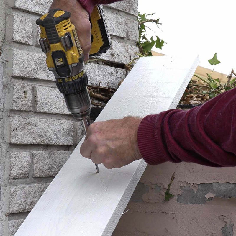 Råddent sternbræt: Sæt skruerne i sternbrættet