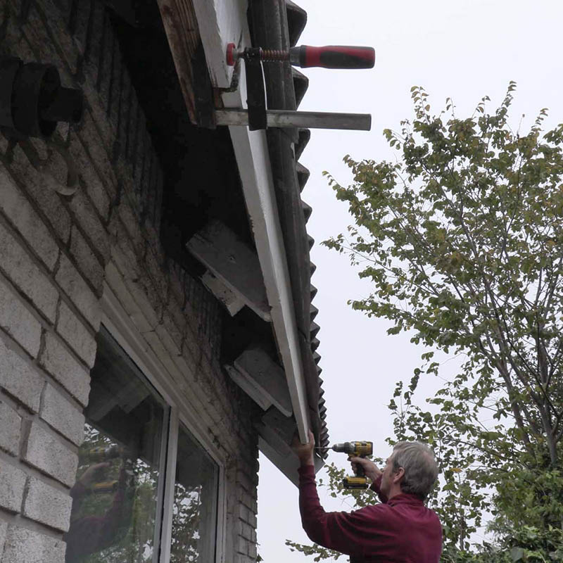Råddent sternbræt: Skru sternbrættet fast