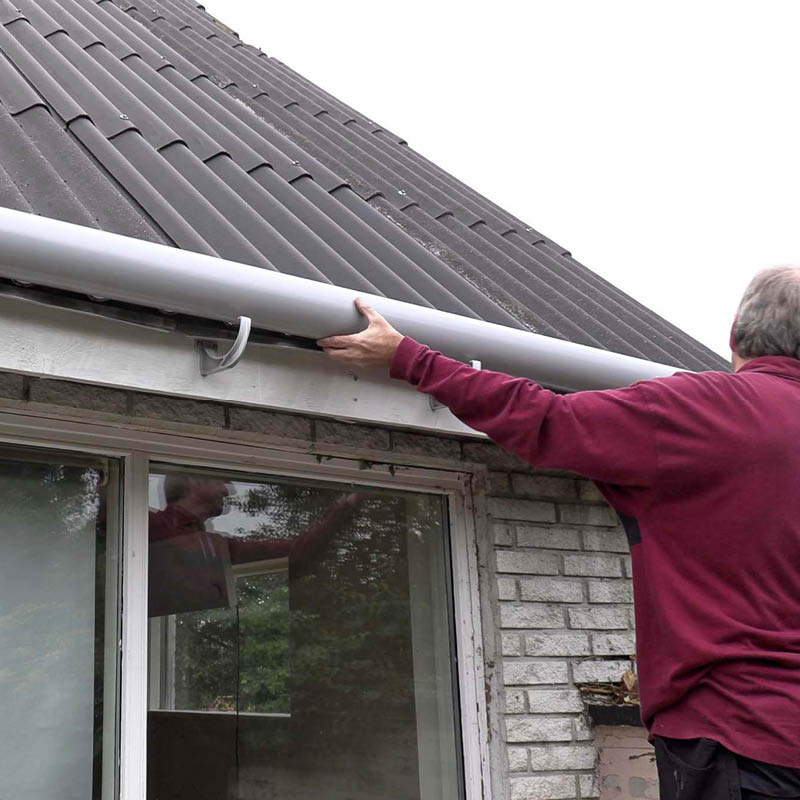 Råddent sternbræt: Læg tagrenden på plads