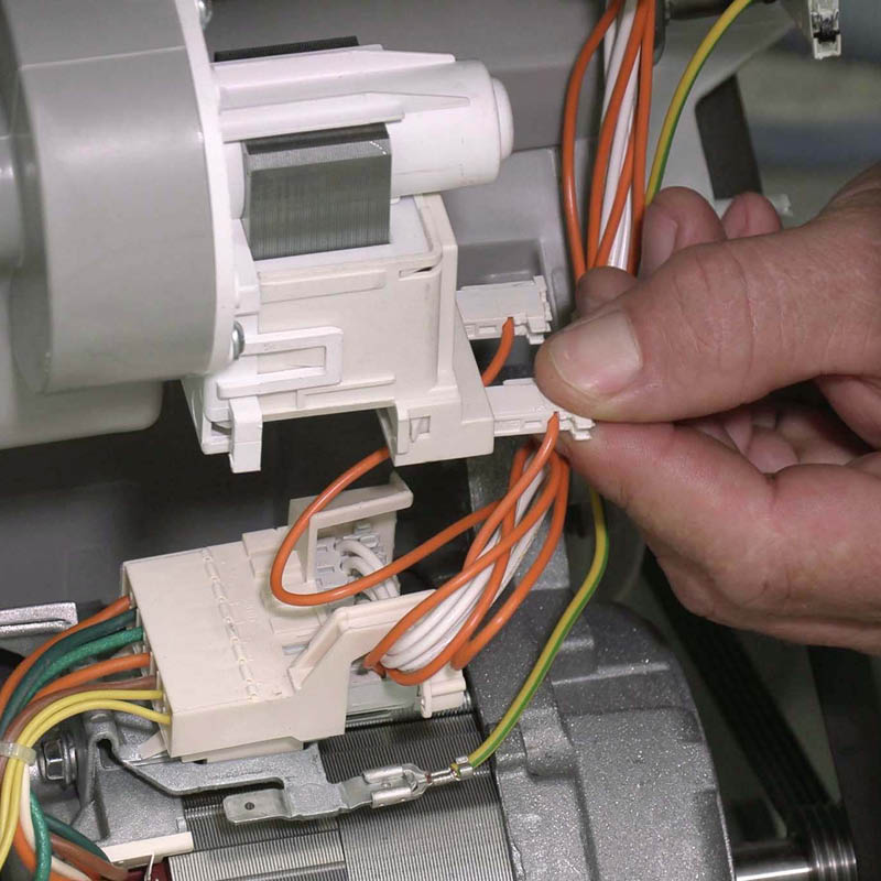 Avløpspumpe vaskemaskin: Trekk ut de små kontaktene til pumpen