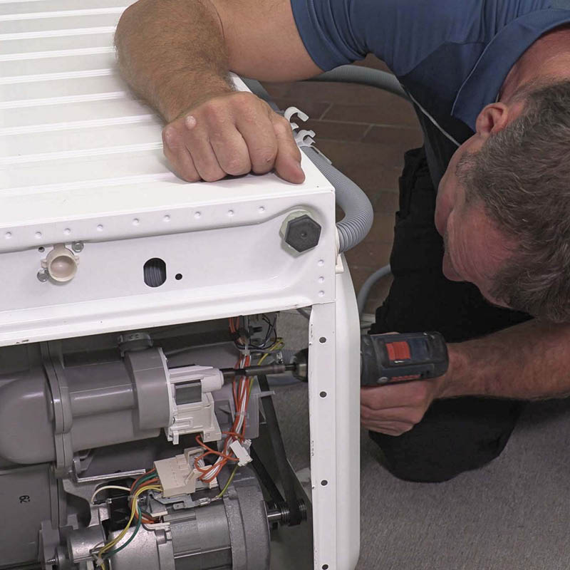 Avløpspumpe vaskemaskin: Fjern skruene som holder pumpen på plass