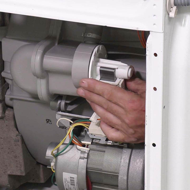 Avløpspumpe vaskemaskin: Sett den nye pumpen på plass