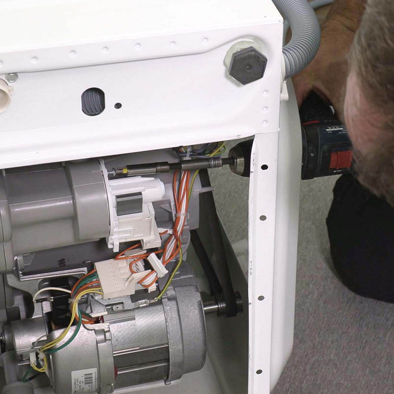 Avløpspumpe vaskemaskin: Sett skruene på plass igjen