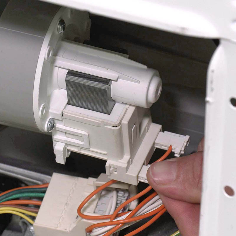 Avløpspumpe vaskemaskin: Sett de små kontaktene på plass igjen