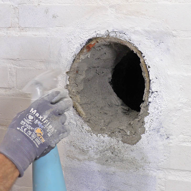 Tette hull i pipe: Sprut vann på hullet igjen