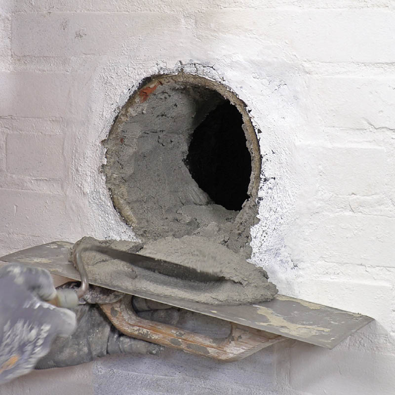 Tette hull i pipe: Fyll et lag mørtel i bunnen av hullet