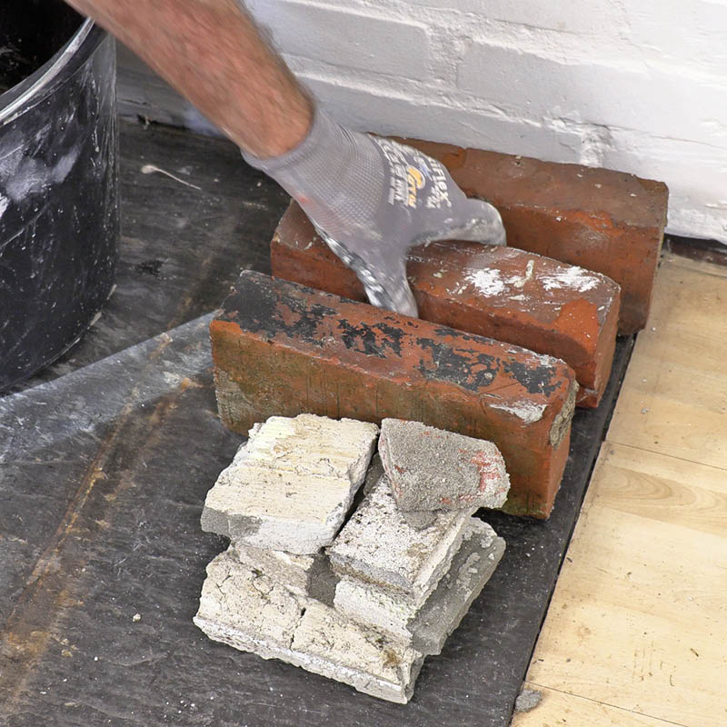 Tette hull i pipe: Du skal nå fylle hullet med murstein