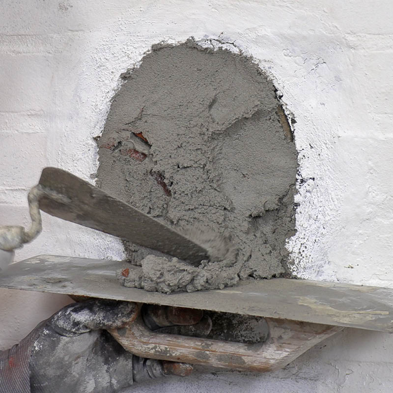 Tette hull i pipe etter ovn: Fyll på et tykt lag mørtel.