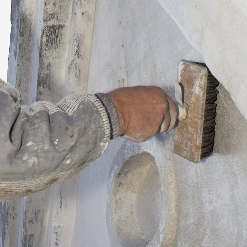 Kalking av mur: Murveggen kostes eller sprayes med kalkvann