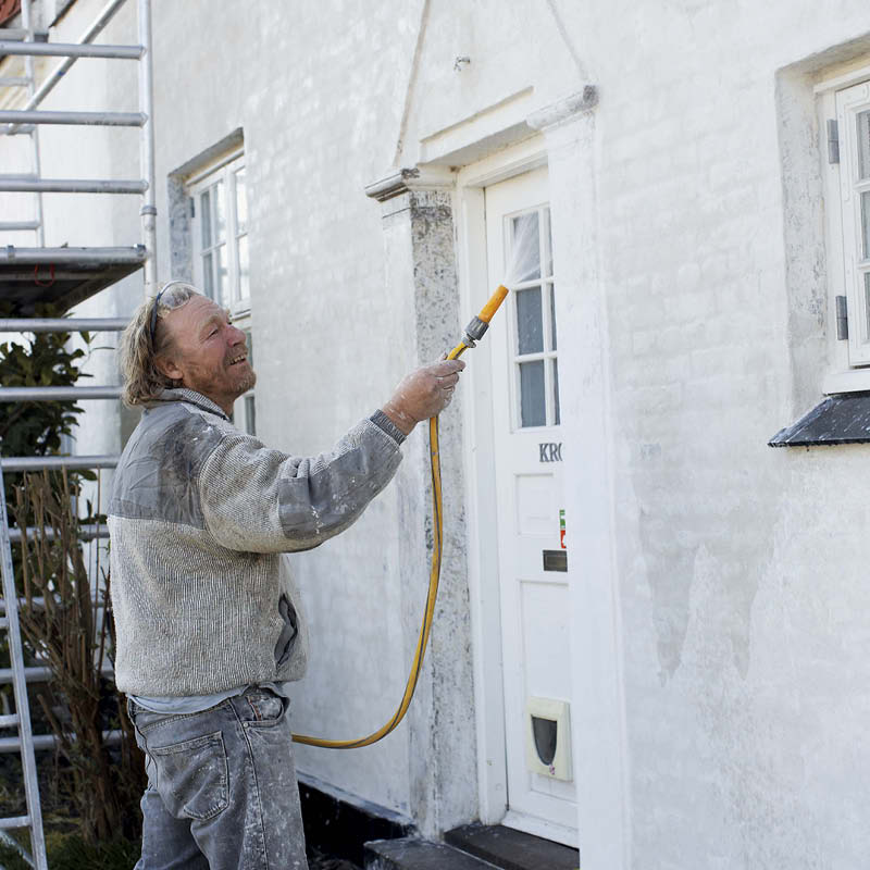 Kalking av mur: Neste dag oversprøytes veggen med vann