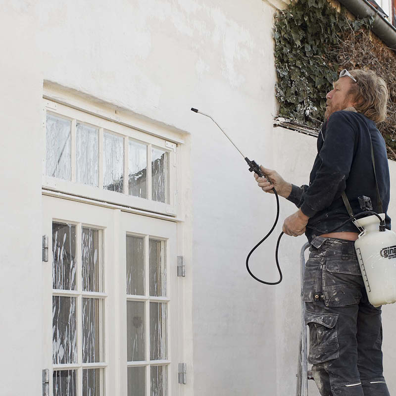 Kalking av mur: Sprøyt veggen med kalkvann til slutt