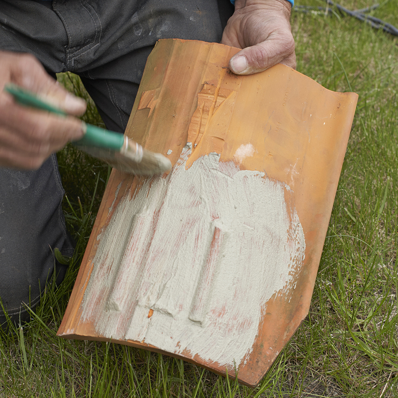 Et tynt lag flislim på baksiden