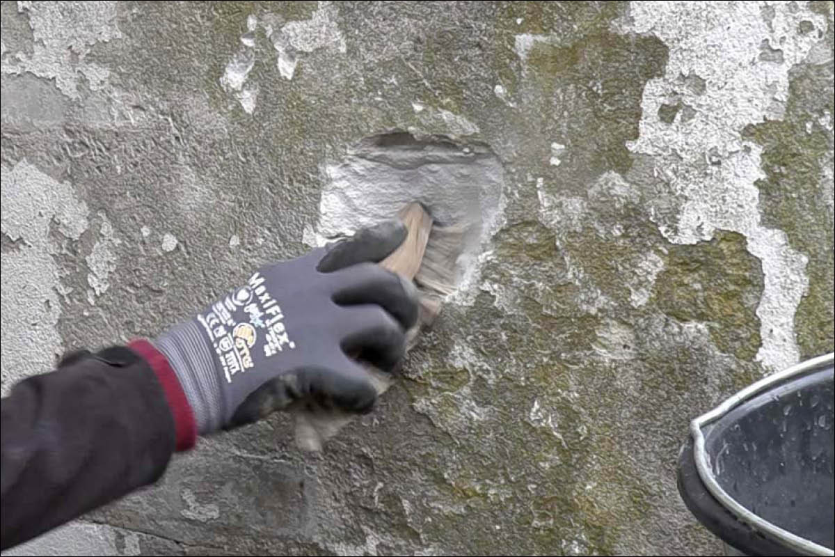 Djupa hål i putsad vägg