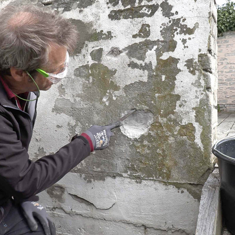 Dype hull i pusset vegg: Skrap ut løst murverk