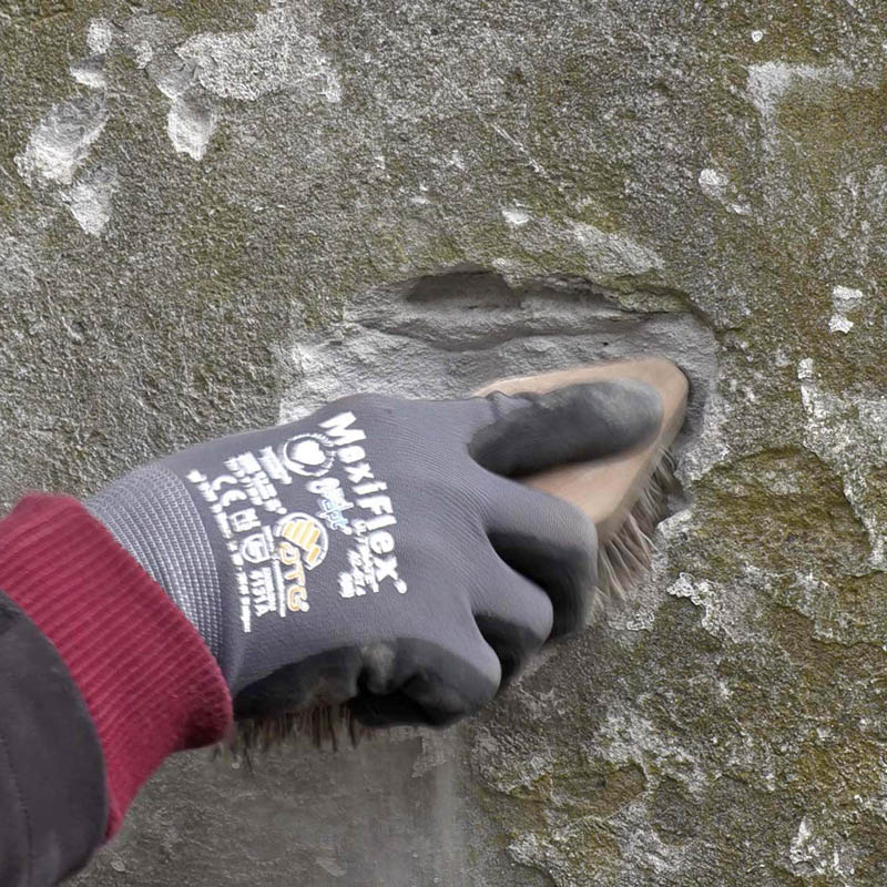 Dype hull i pusset vegg: Børst etter