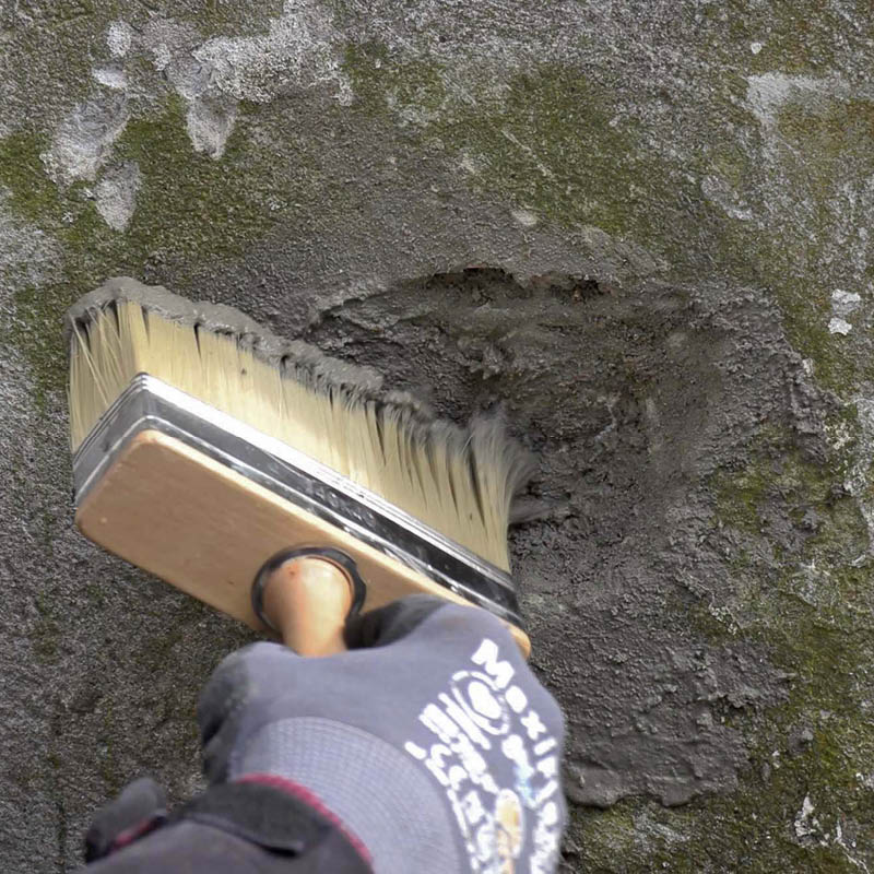 Dype hull i pusset vegg: En pensel kan også brukes